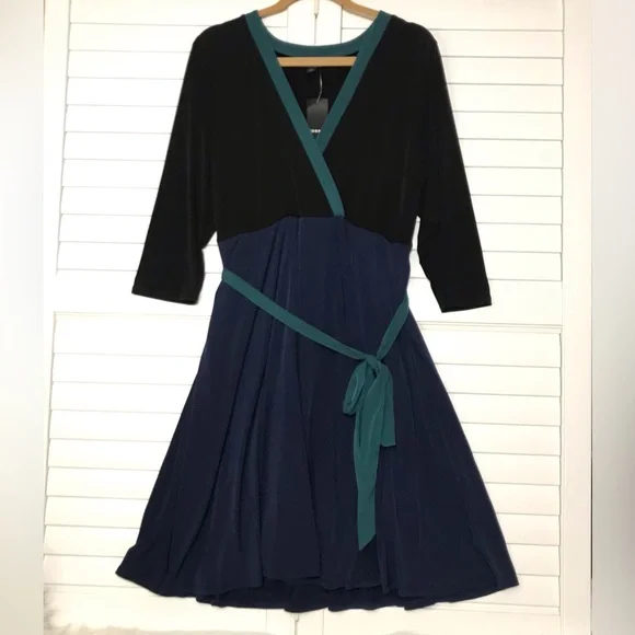 Torrid Navy Color Block Studio Knit Surplice Above Knee Wrap Dress Size US 1X - Picture 2 of 10